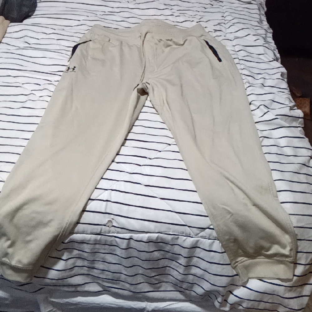 Under Armour Men’s Cream Jogger Sweatpants with Black Trim
